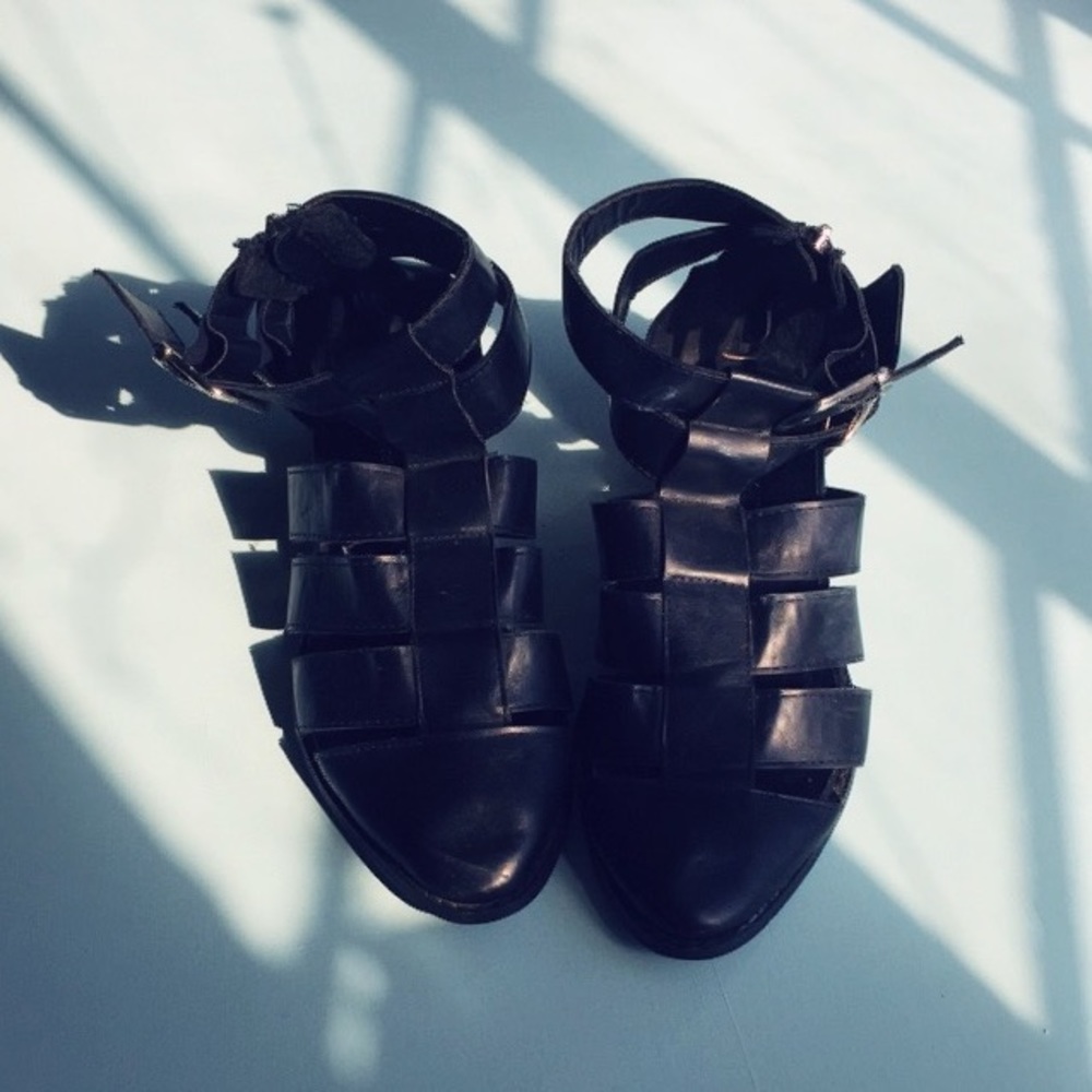 Buckle shoes